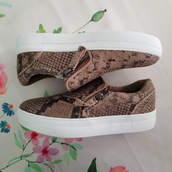 Very G NWT Snakesskin Slip On Sneakers 6 - Picture 5 of 8